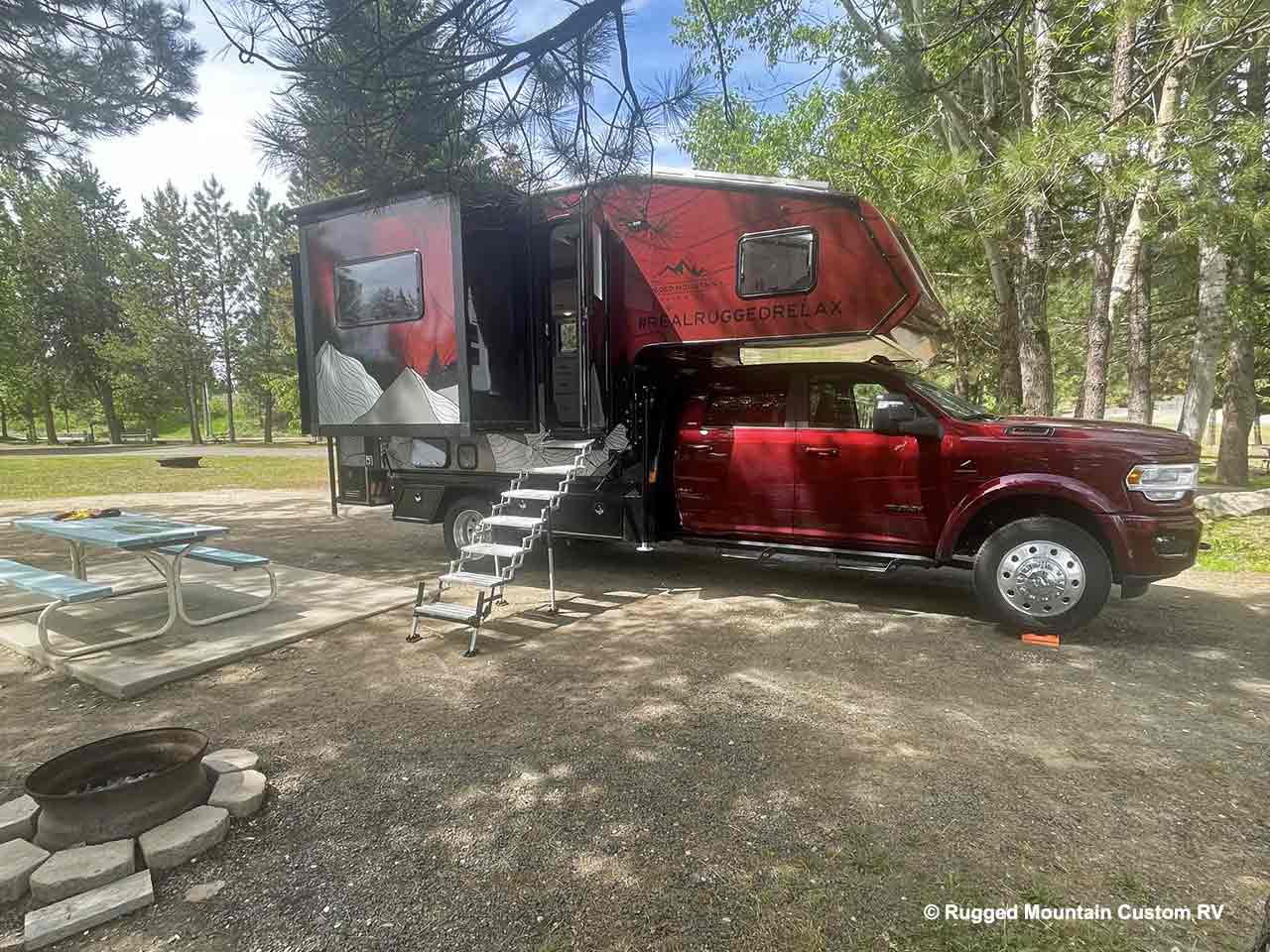 Rugged Mountain RV Denali pick-up camper: accesso con la scaletta alla cellula abitativa