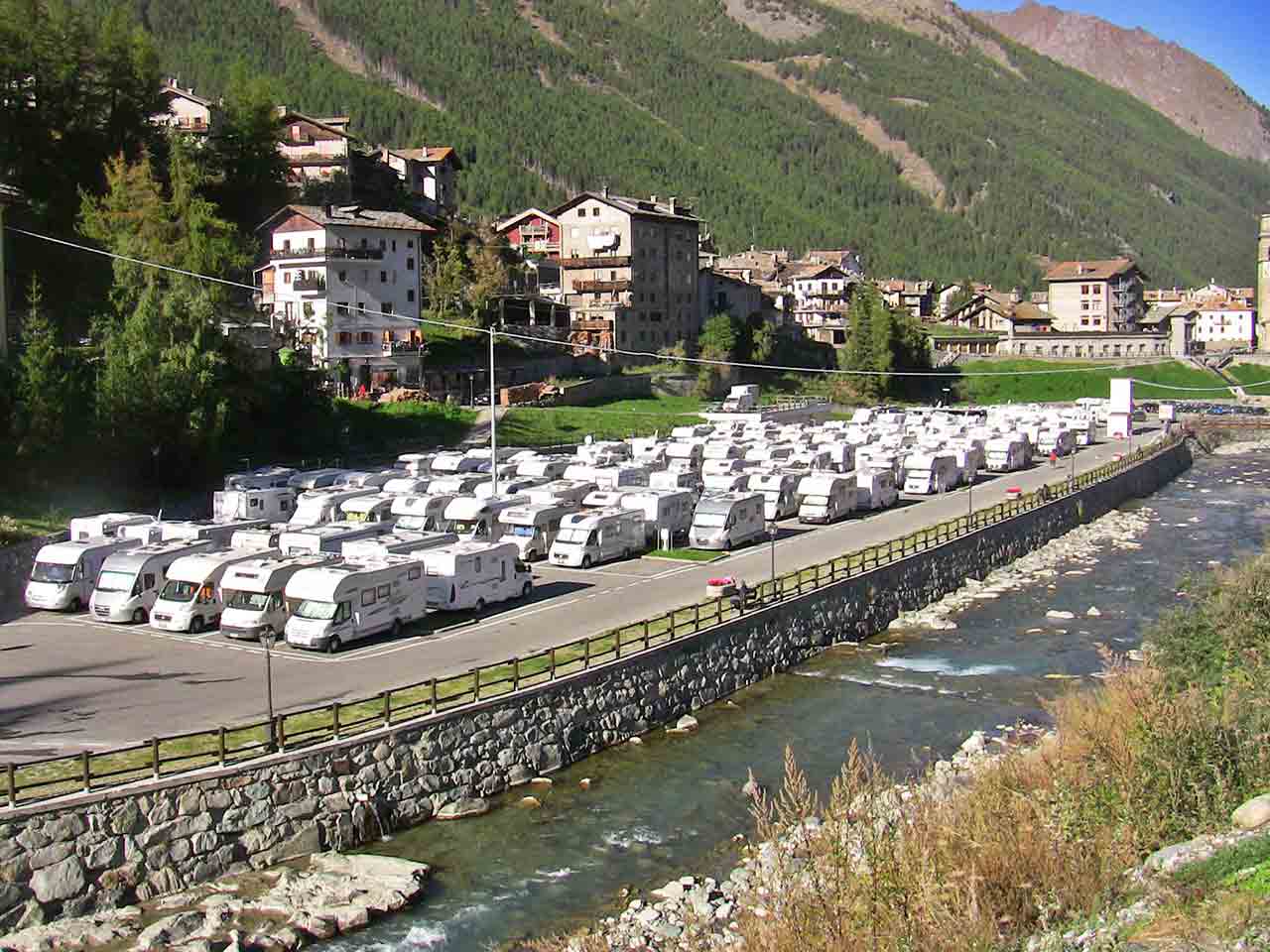 Le aree di sosta alpine: dove sostare in montagna - L'Area Sosta Camper Lillaz.