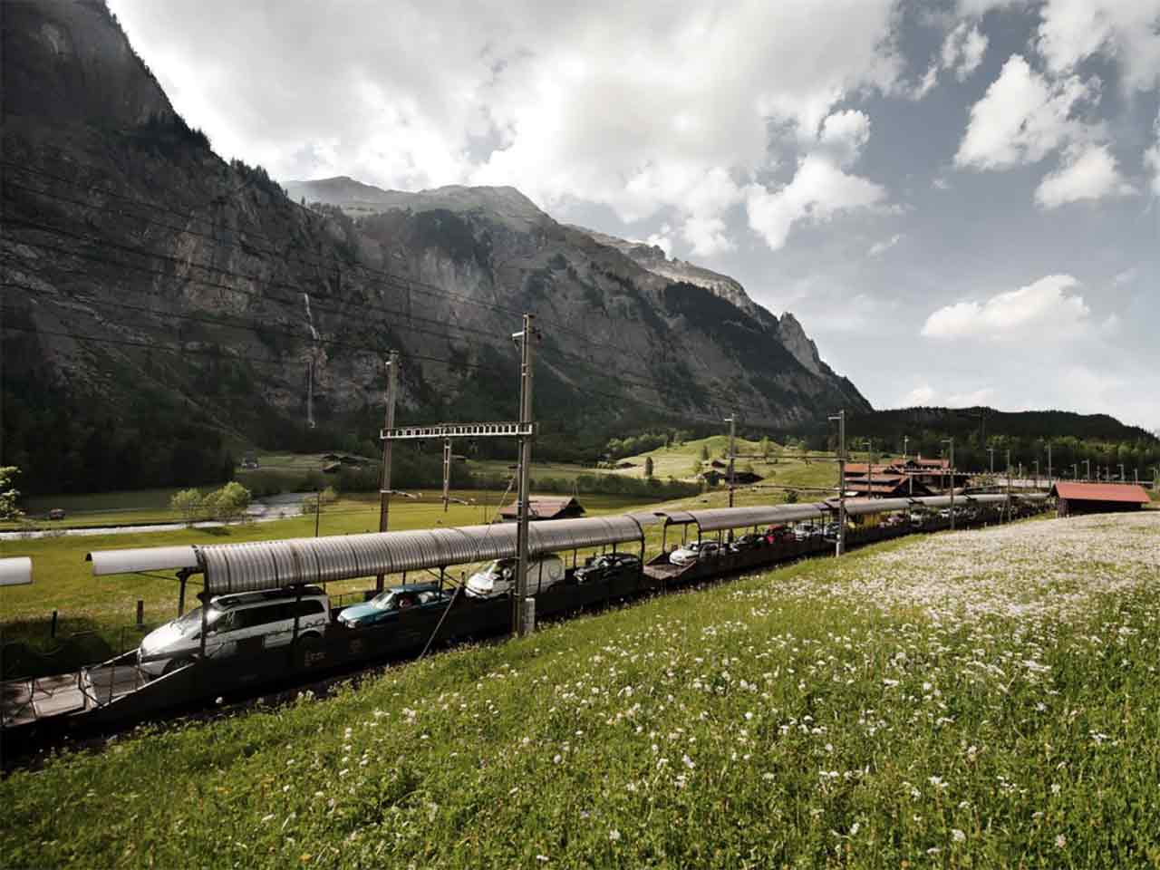 Svizzera in camper sul treno BLS AG: il treno navetta visto dall'esterno mentre attraversa la campagna svizzera.