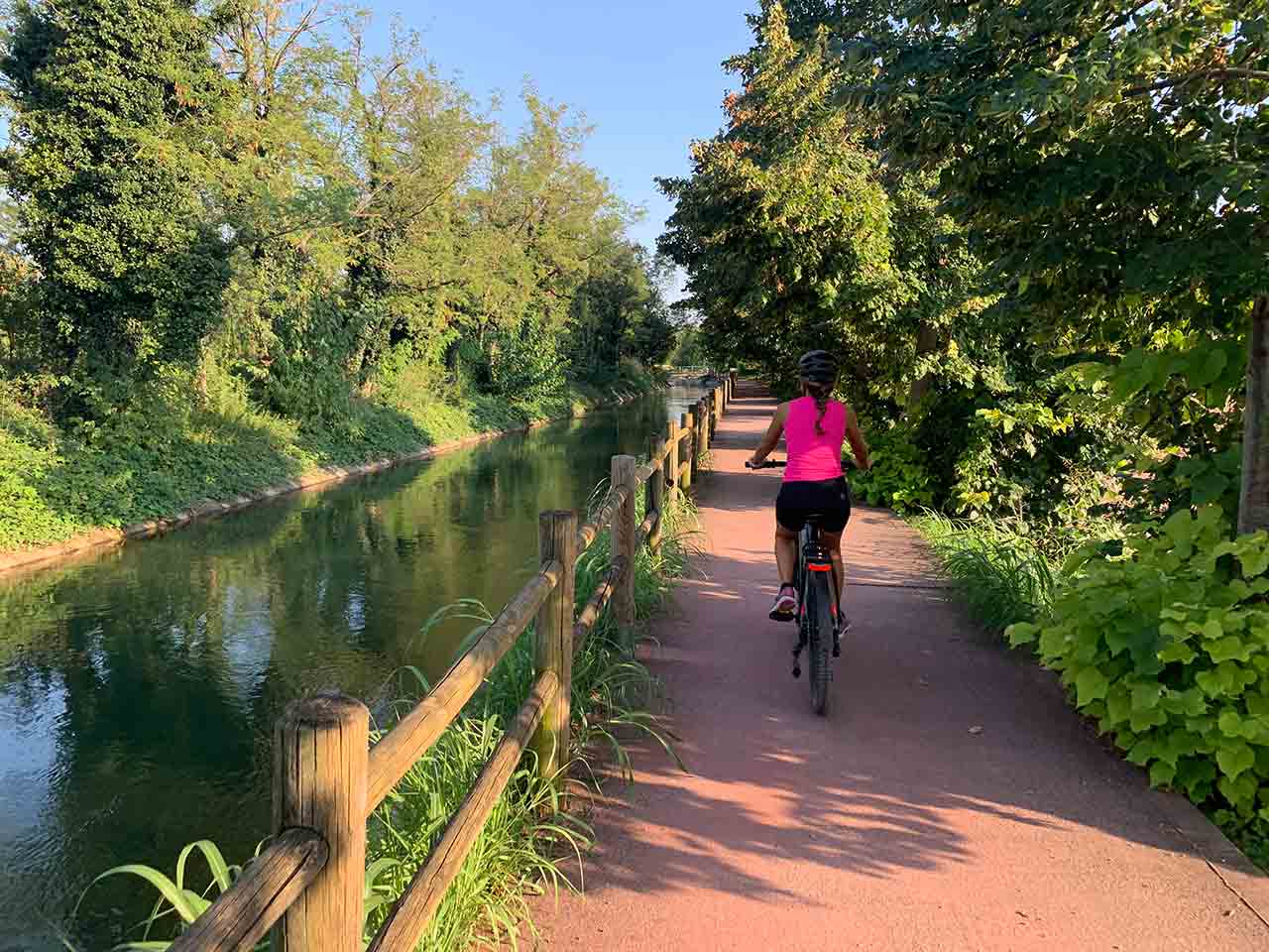 20% DI SCONTO SULLE EBIKE BRINKE - Lebike Venice lungo una pista ciclabile.