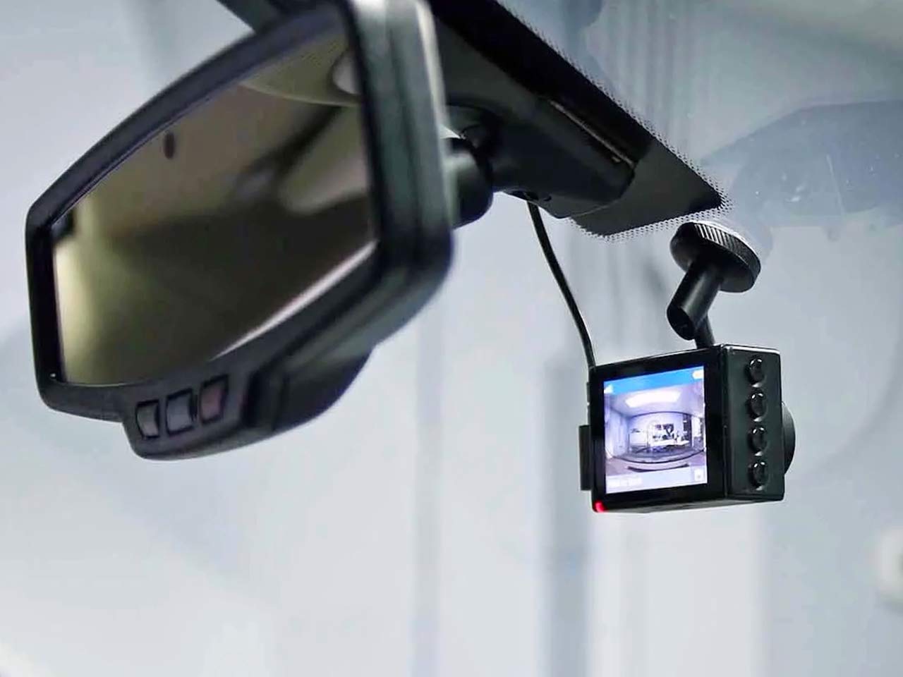 Registra anche nel parcheggio - 5 buoni motivi per avere una dash cam.