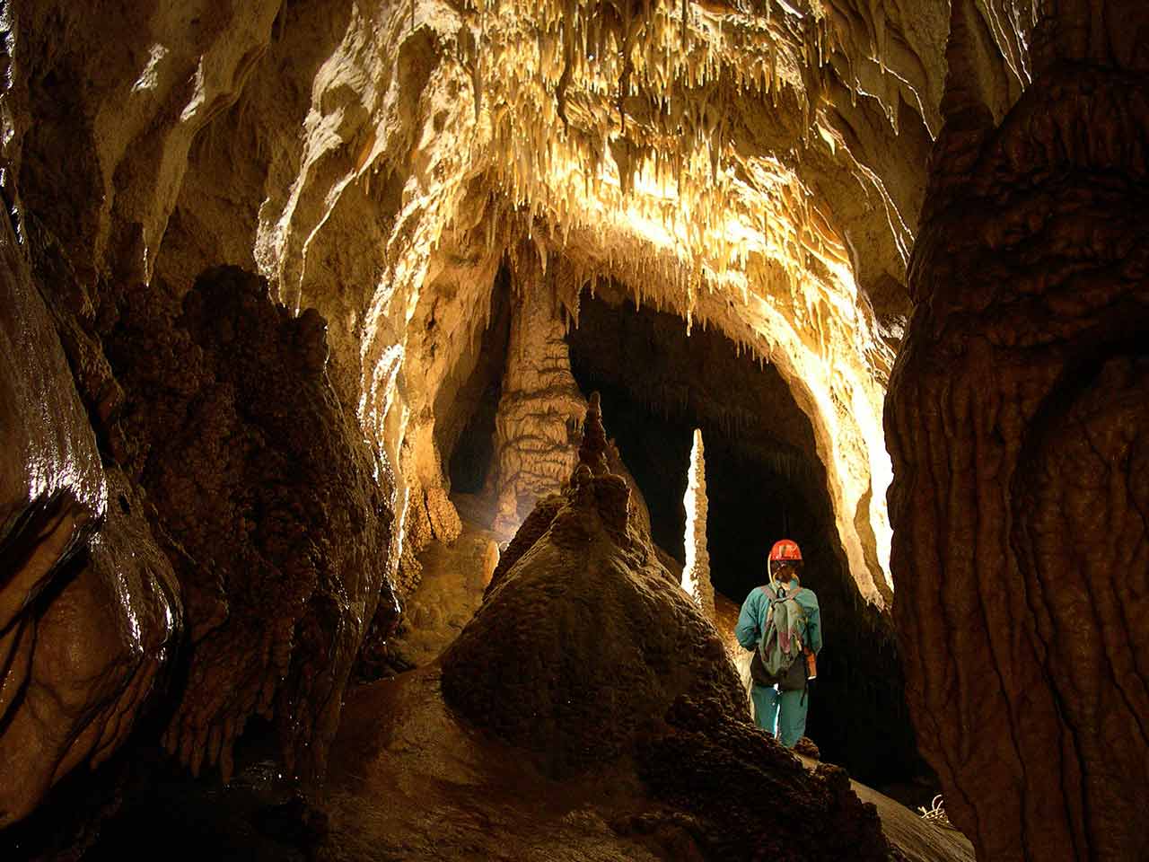 Nelle grotte con gli sconti del Club: La Grotta di Bossea
