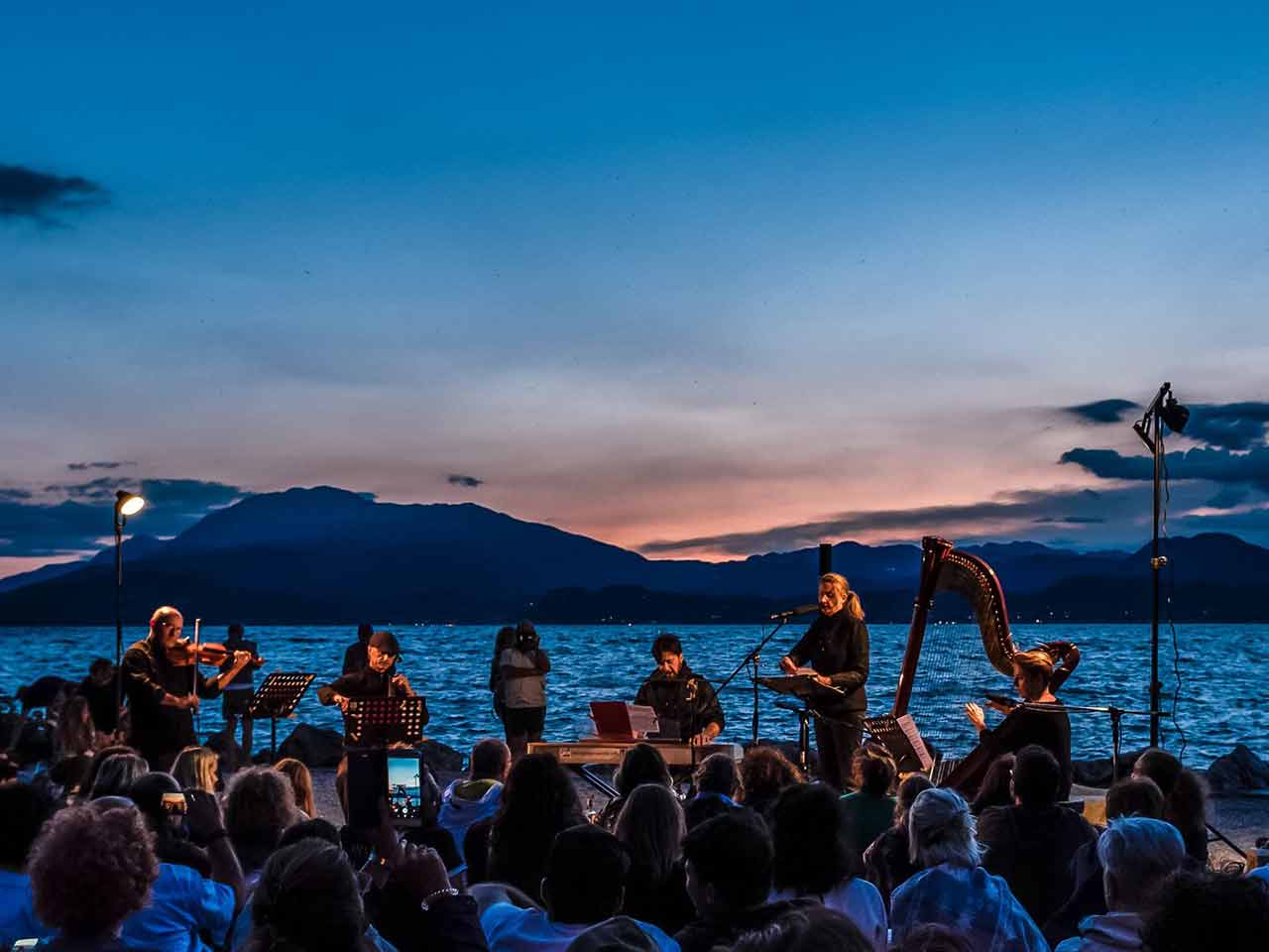 Il Gruppo Caronte in concerto al tramonto - Gli eventi di luglio e agosto per i camperisti.