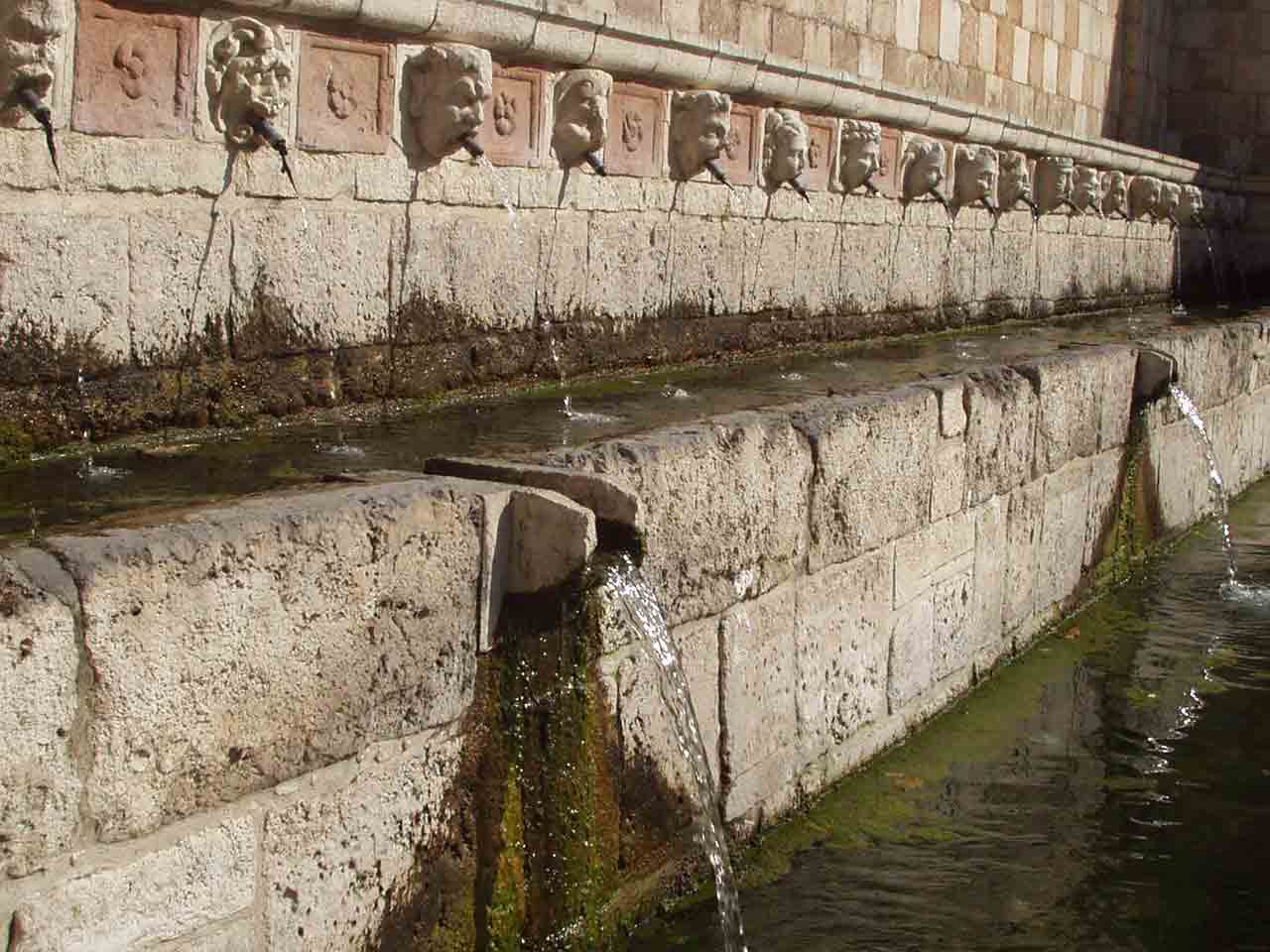 L'Aquila, fontana delle 99 cannelle - In viaggio sul Gran Sasso