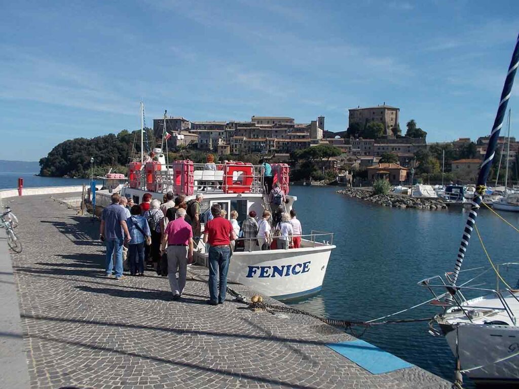 Il Lago di Bolsena, che puoi scoprire con la guida turistica, risparmiando con gli sconti del Club.
