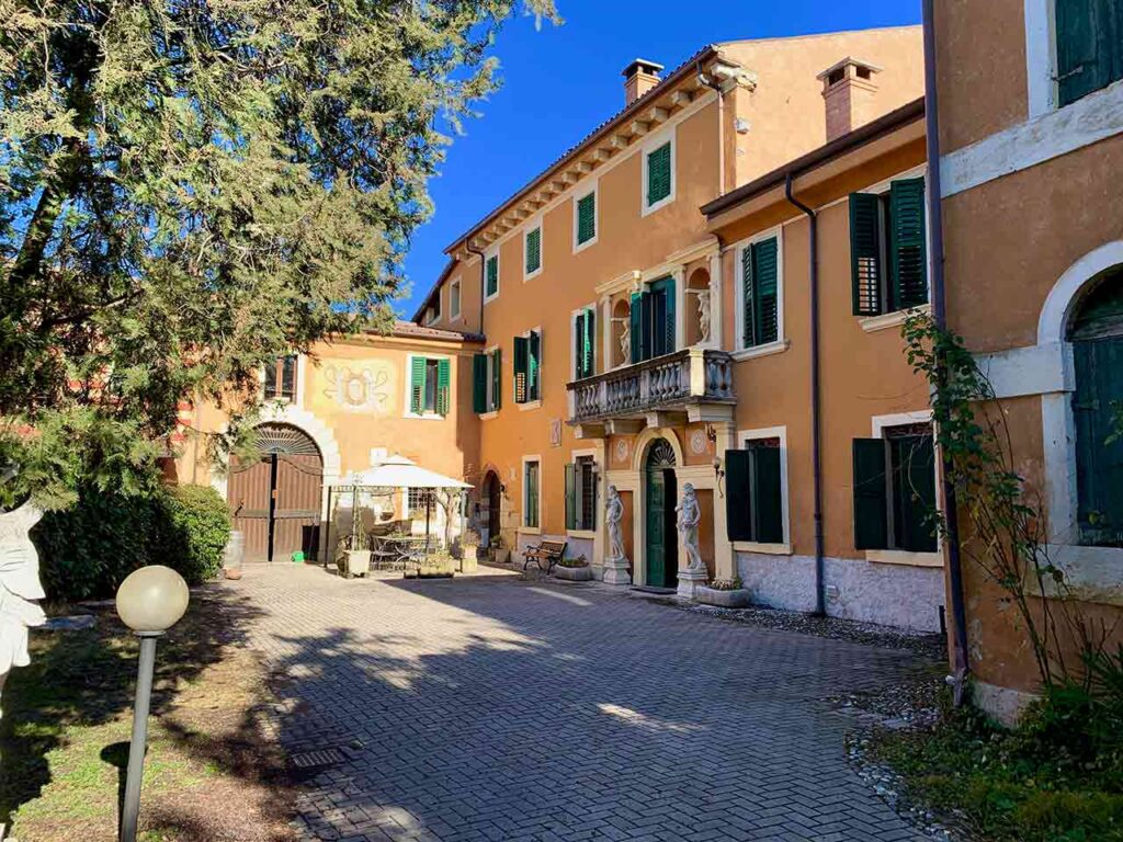Gli sconti nelle cantine per il vino: l'Azienda Agricola Villa Crine a Pedemonte di San Pietro in Cariano (VR).