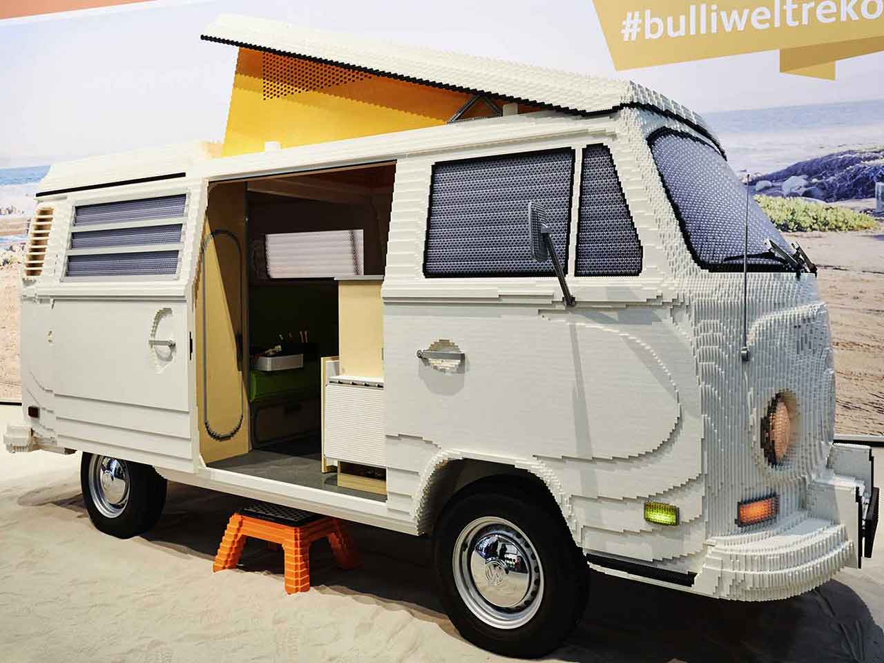Esterno della riproduzione del VW Bulli con i mattoncini Lego - il mitico Bulli diventa una tenda