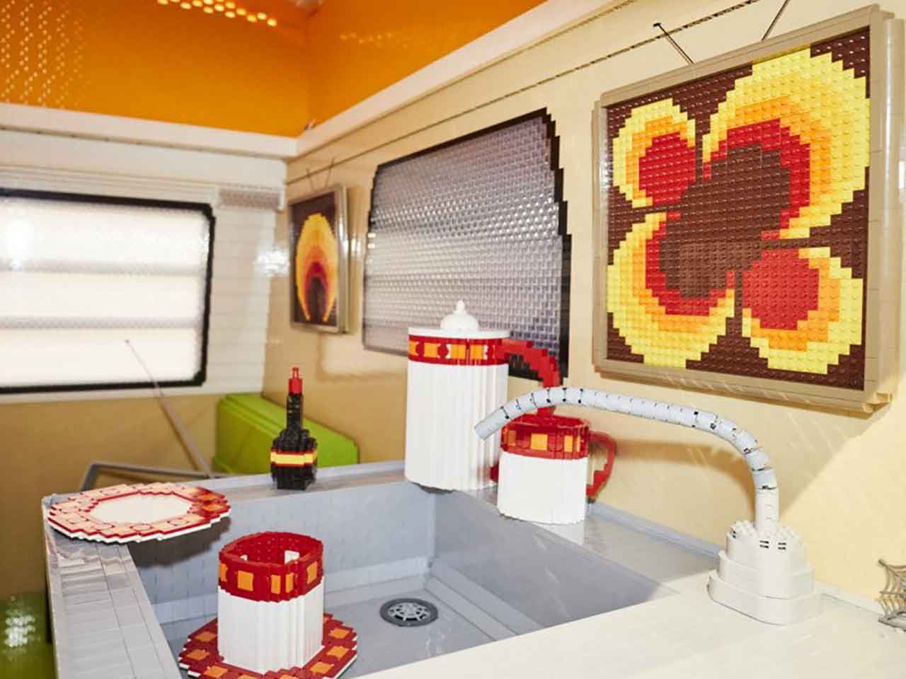 Gli interni della riproduzione del Volkswagen Bulli realizzata con i mattoncini Lego - il mitico Bulli diventa una tenda