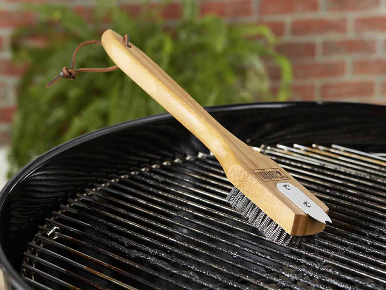Spazzola con manico in legno - Pulire il barbecue. Cosa non deve mancare