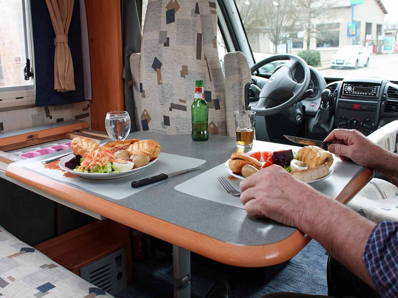 Dinette e corredo della cucina