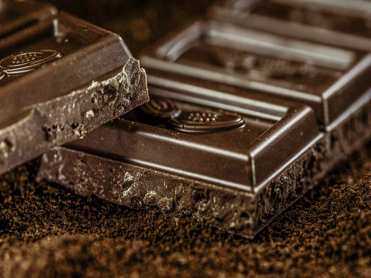 Tavolette di cioccolato fondente.