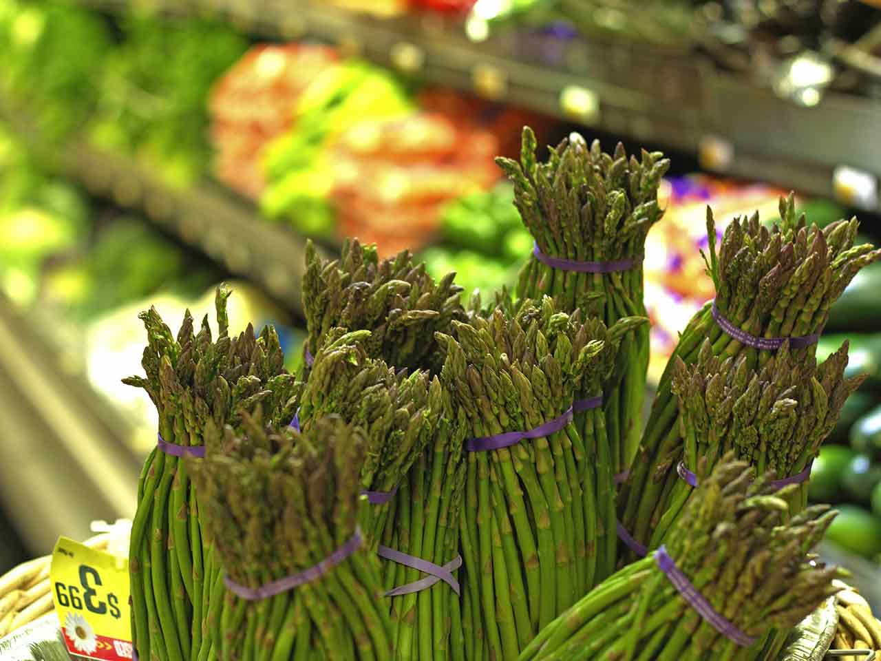 Gli asparagi e gli altri alimenti prebiotici sono cibi importanti per la salute del cervello.