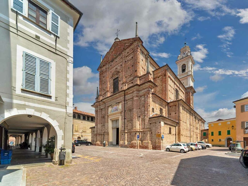 La chiesa parrocchiale della Beata Vergine Maria Assunta a Carrù (CN).