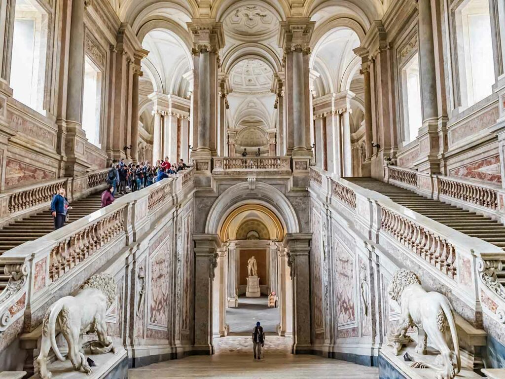 Dove andare in camper a maggio: lo scalone d'onore della Reggia di Caserta.