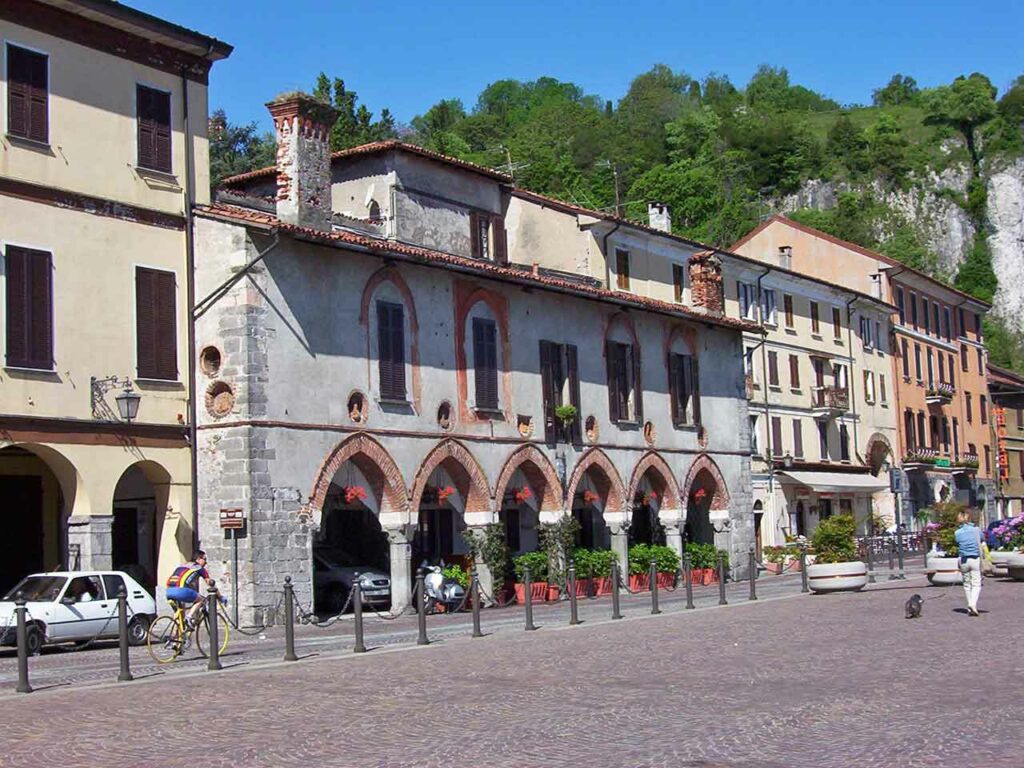 Il Broletto, la trecentesca Casa di Giustizia di Arona.