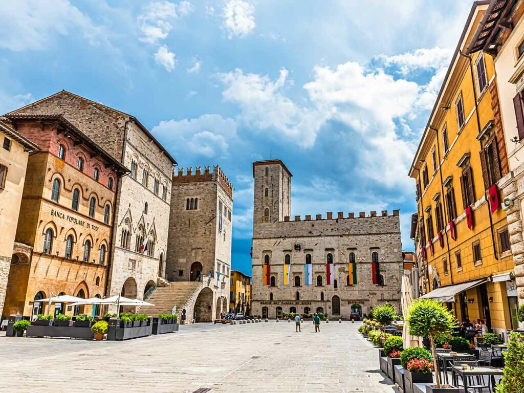 Dove andare a maggio in camper: Piazza del Popolo a Todi.