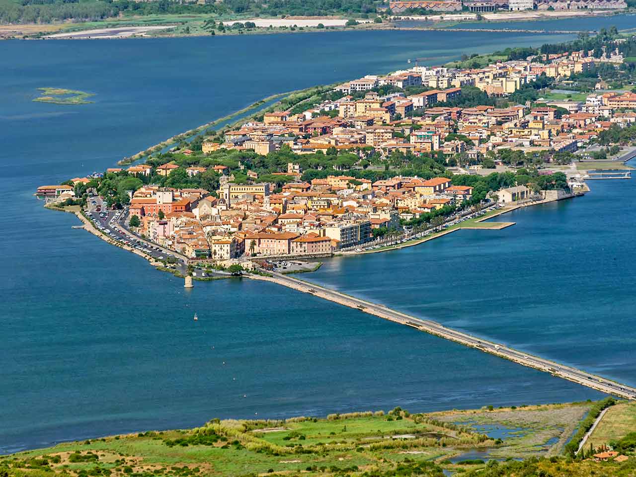 Toscana in camper sul mare della Maremma Grossetana: veduta aerea di Orbetello