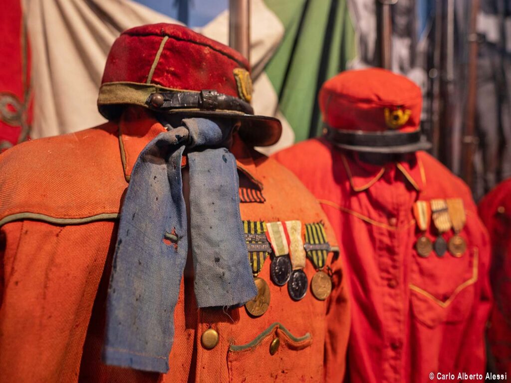 Uniformi di camicie rosse garibaldine nel Museo del Risorgimento di Genova.