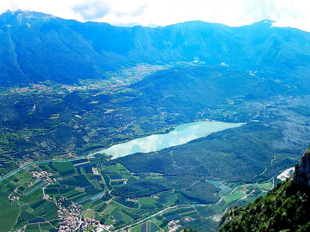 Il Lago di Cavedine e parte della Valle dei Laghi visti dal Monte Casale.