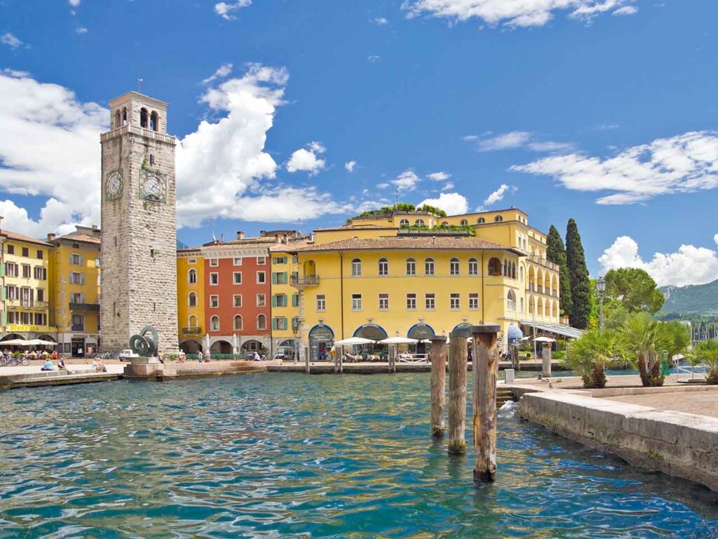 Trentino in camper nell'Alto Garda: Piazza III Novembre a Riva del Garda.