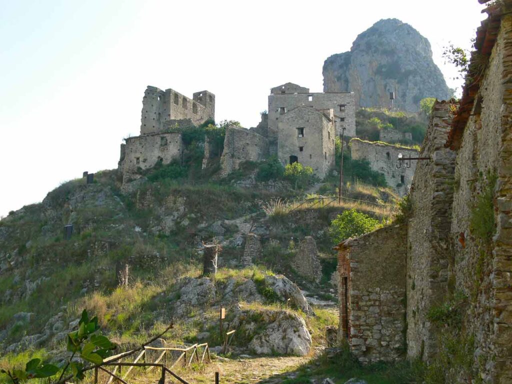 Campania in camper nel Cilento: il borgo fantasma di San Severino di Centola.