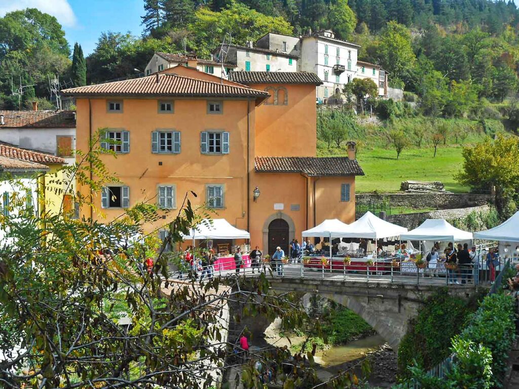 Uno scorcio di Marradi, dove si tiene la Mostra Mercato del Marron Buono, una delle migliori sagre di castagne da vivere in camper