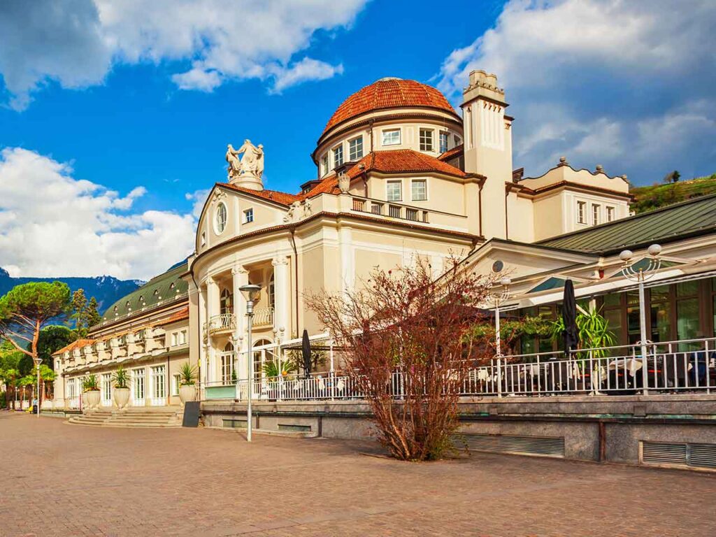 Dove andare in camper ad aprile: il Kurhaus di Merano.