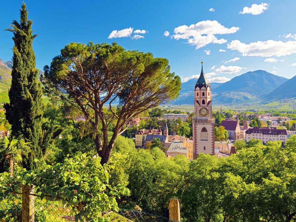 Dove andare in camper ad aprile: centro storico di Merano (BZ).