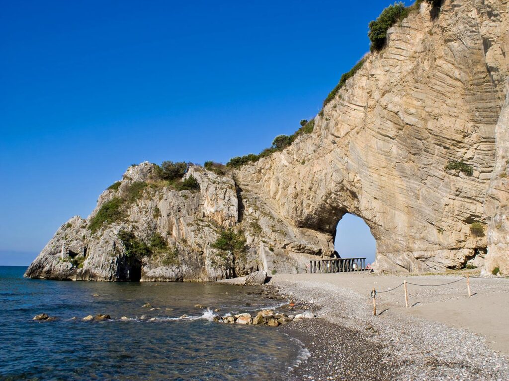 Campania in camper nel Cilento: l'Arco Naturale di Capo Palinuro.