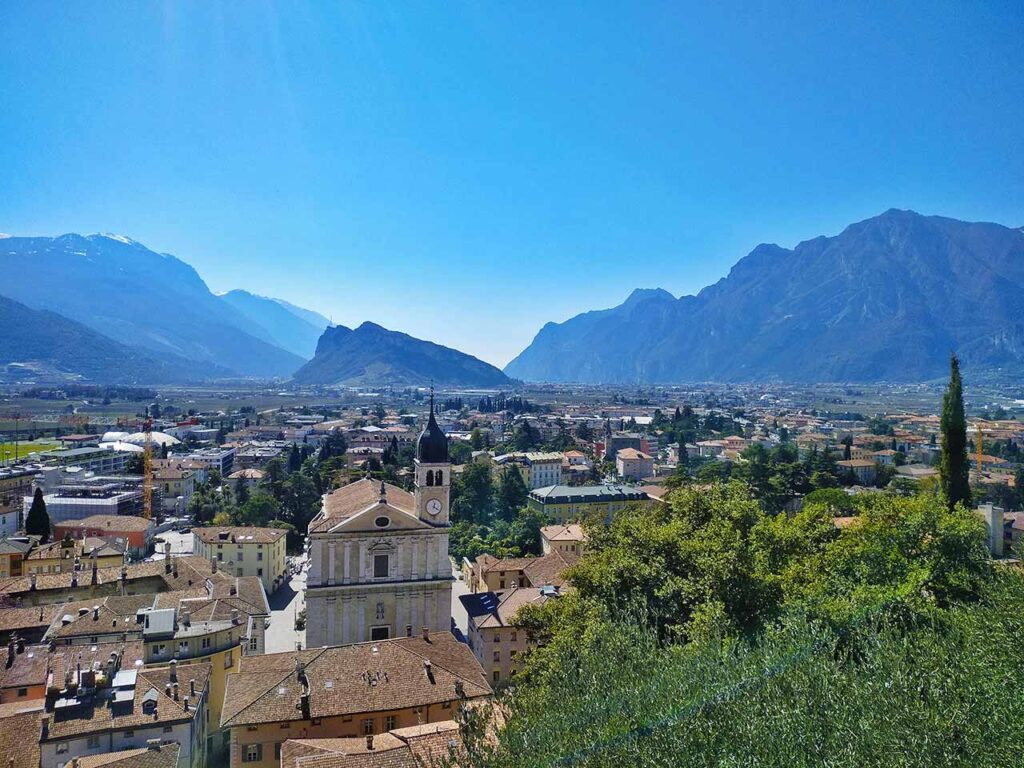 Trentino in camper nell'Alto Garda: panorama di Arco.