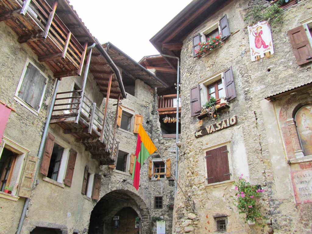 Trentino in camper nell'Alto Garda: uno scorcio di Canale di Tenno.