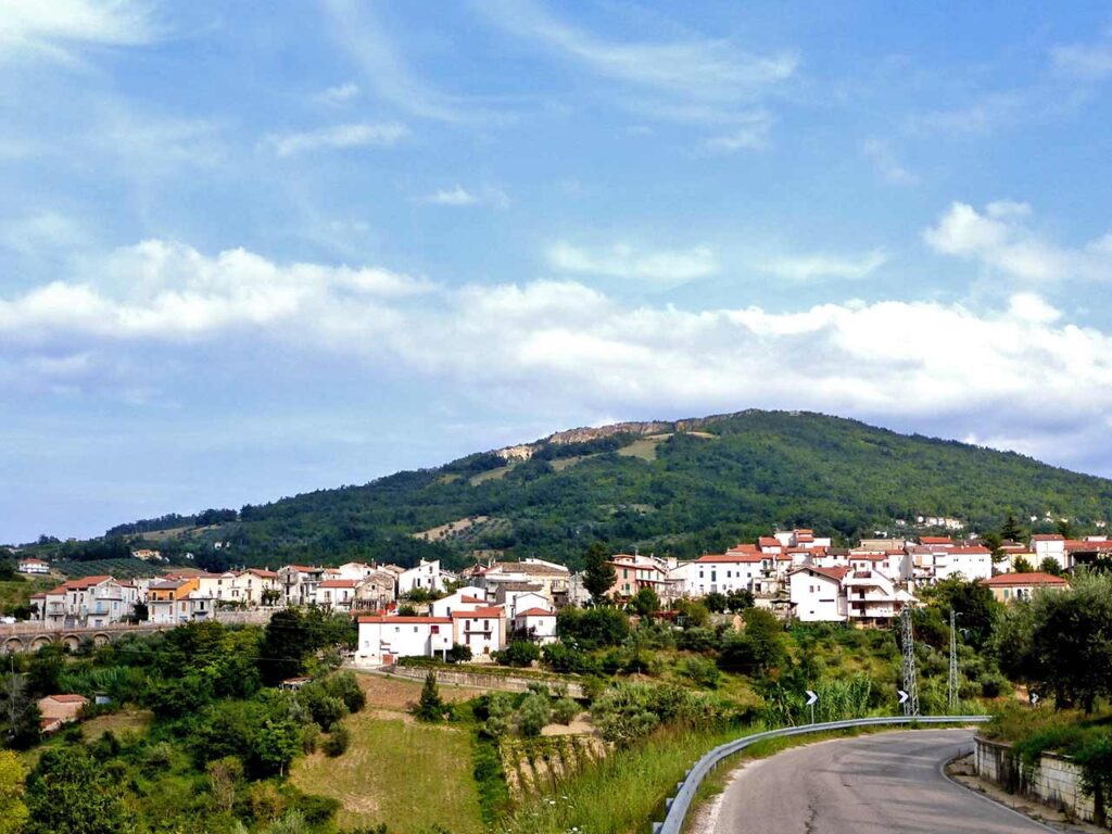 Serramonacesca è uno dei borghi che conserva le tradizioni italiane per Halloween.