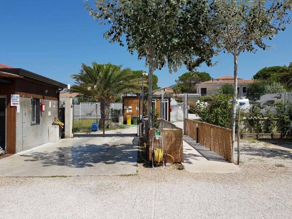 Aree sosta in Campania nel Cilento:
l'area sosta camper attrezzata Campo dei Rocchi a Lago di Castellabate (SA).