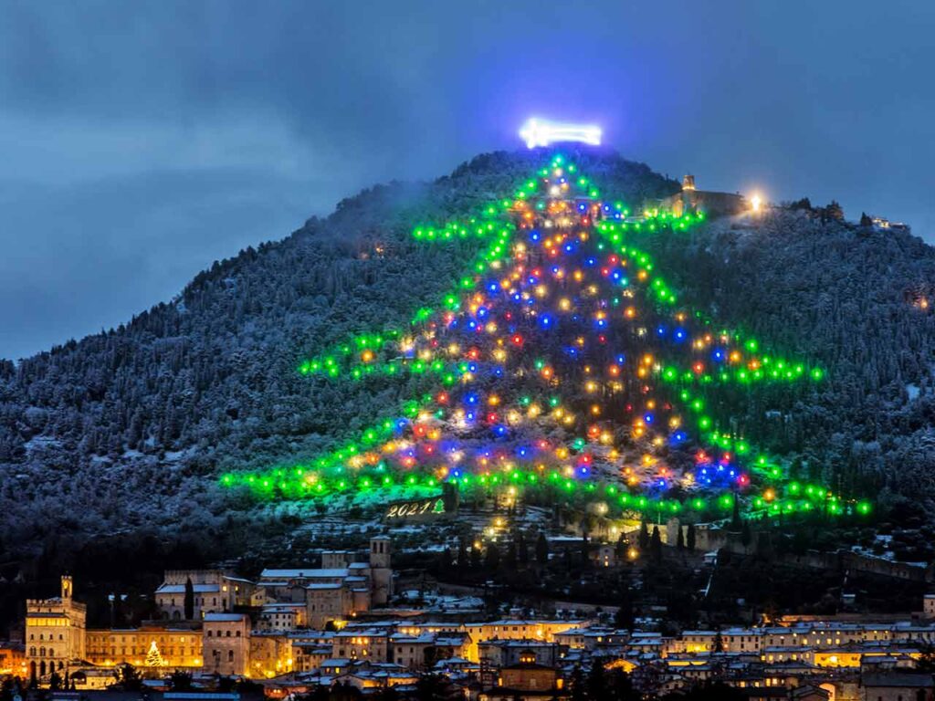 Raduno camper sotto l'Albero di Natale più grande del mondo a Gubbio.