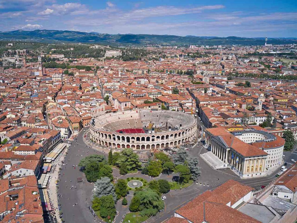Piazza Bra, punto di partenza ideale per un city break a Verona