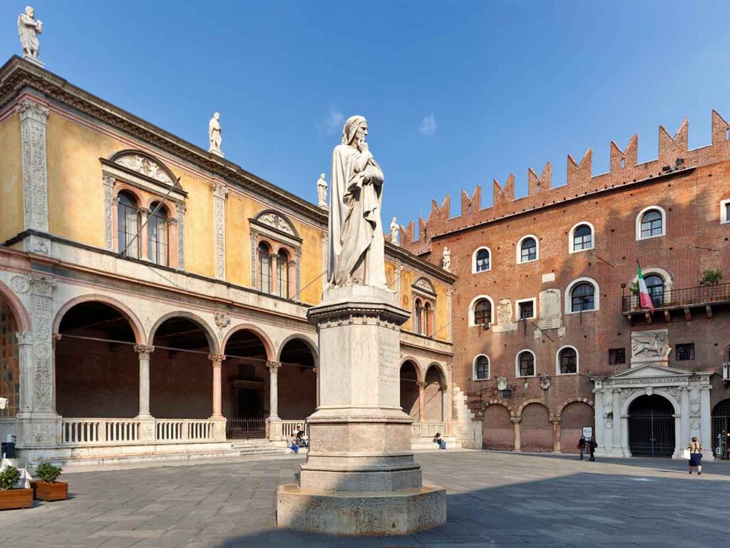 Piazza dei Signori è un luogo da non perdere durante un city break a Verona