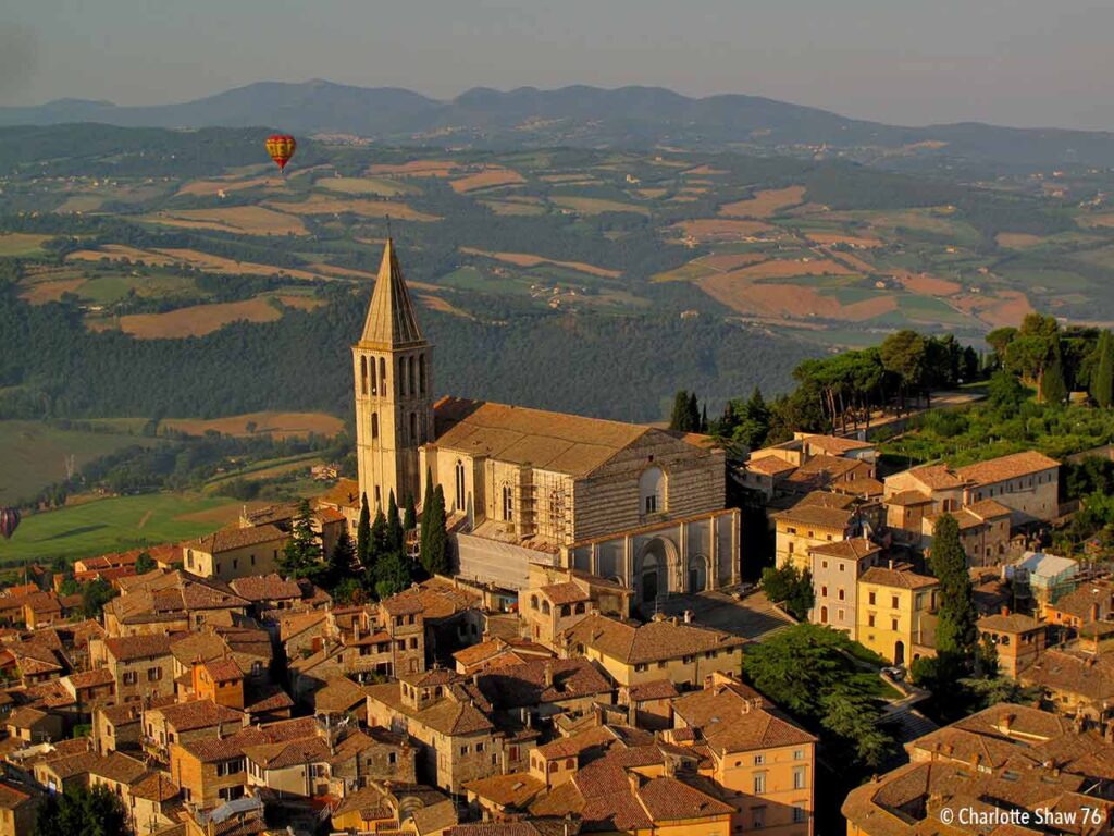 Veduta aerea della chiesa di San Fortunato a Todi.