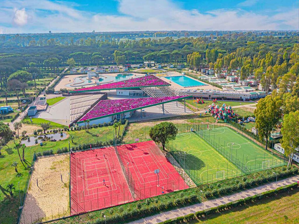 Promo del Club al Camping Village Roma Capitol: vista aerea dei campi sportivi