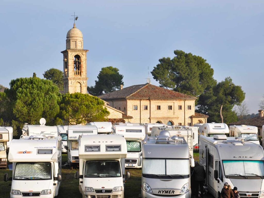 Candele a Candelara con lo sconto del Club: l'area sosta di Villa Berloni