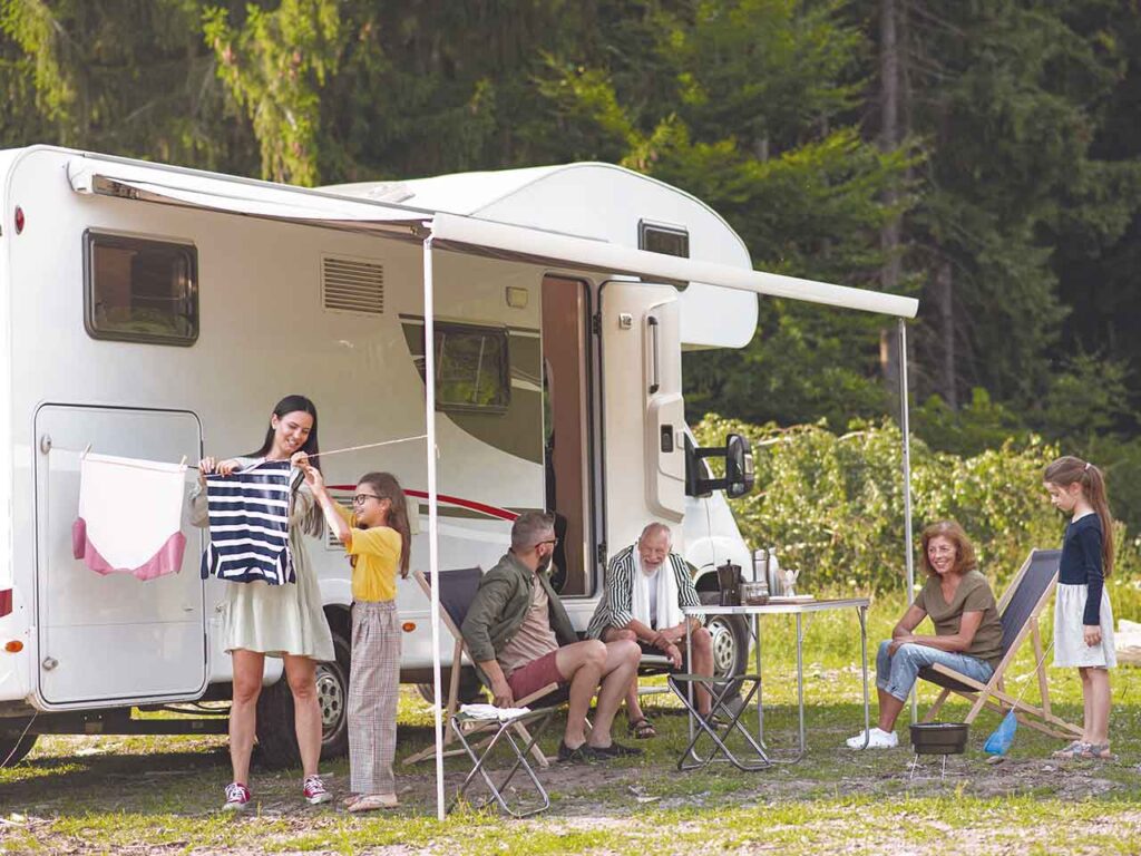 La CampingCard allegata alla Guida ACSI 2025 offre vantaggi nei campeggi in bassa stagione.