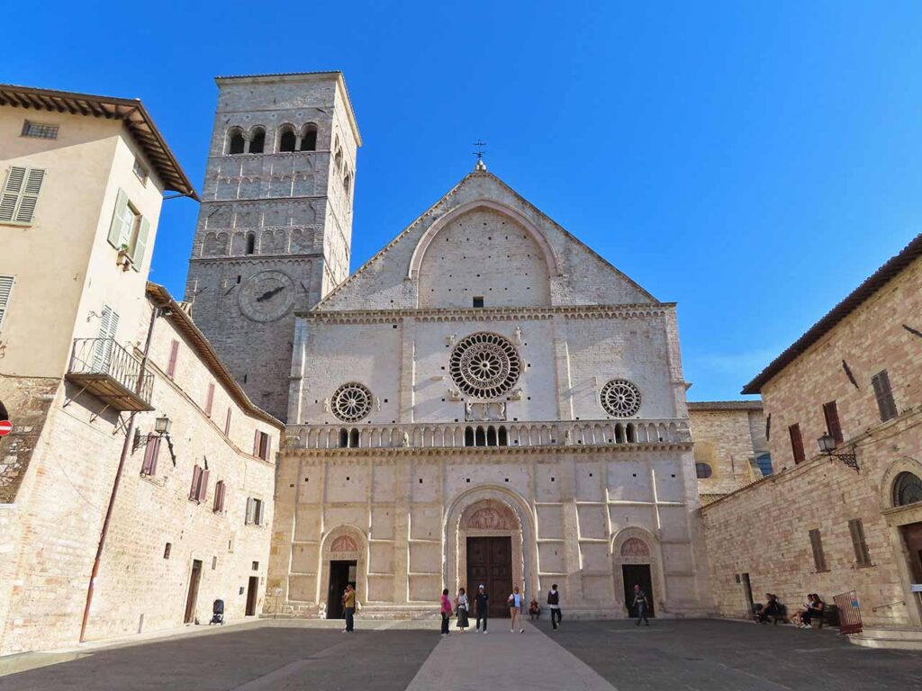 Weekend in Umbria con il camper: la cattedrale di San Rufino ad Assisi.