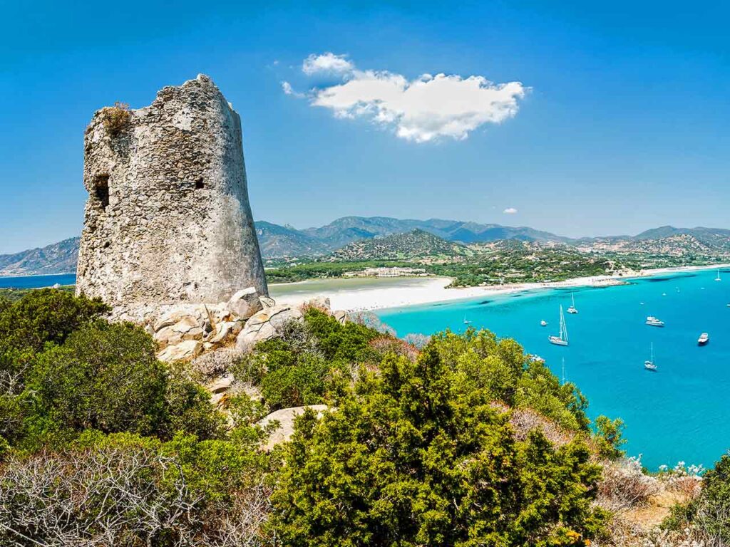 Torre e spiaggia di Porto Giunco a Villasimius, in Sardegna.