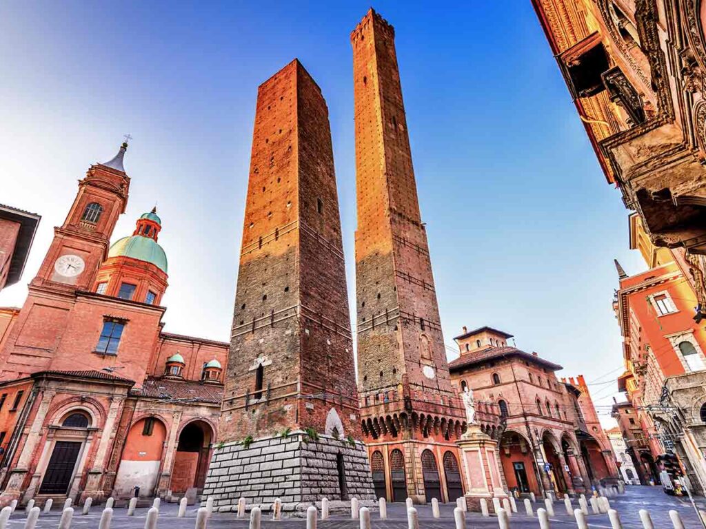 City break a Bologna: le torri pendenti della Garisenda e degli Asinelli.