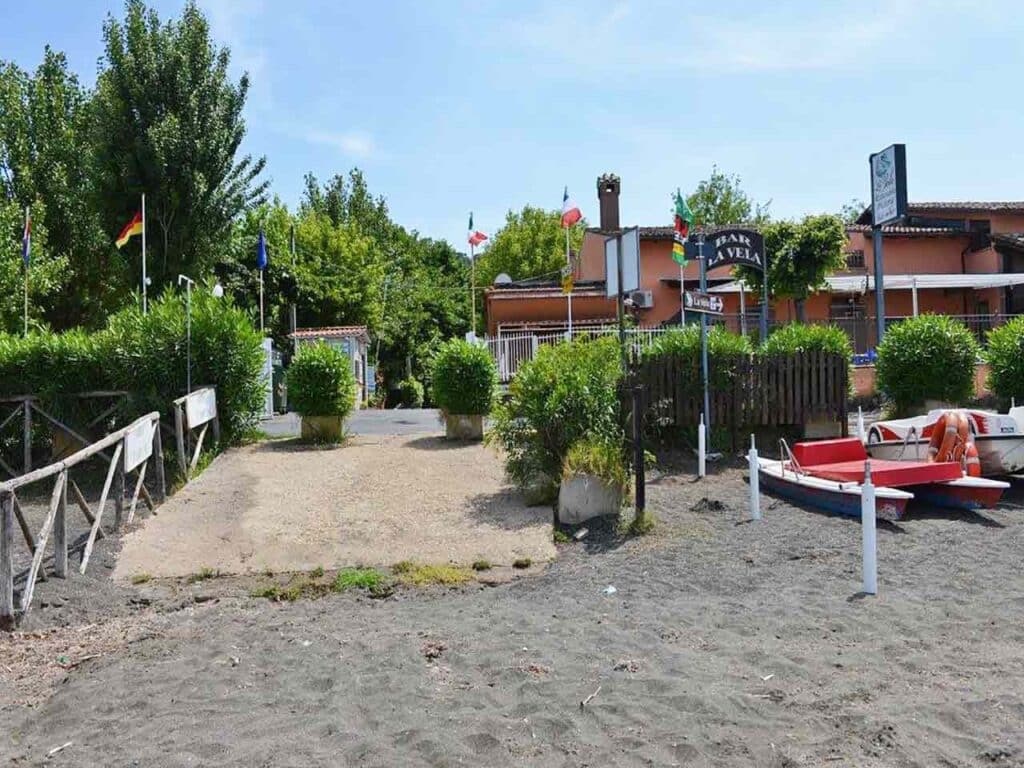 Promo campeggi a Roma e nel Lazio in occasione del Giubileo: il Camping Vigna di Valle ad Anguillara Sabazia.