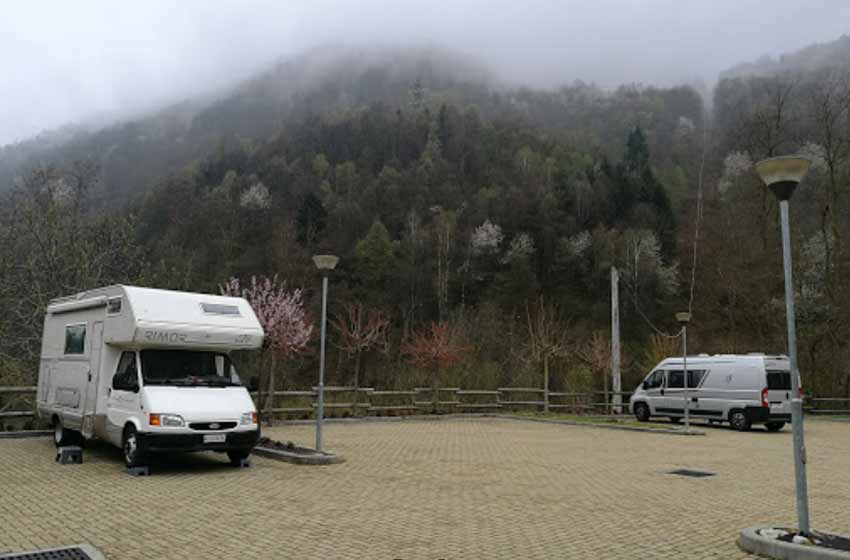 Area sosta camper frassino