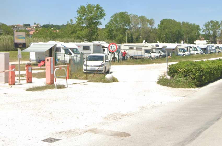 Area sosta camper - frontemare parking - porto sant'elpidio