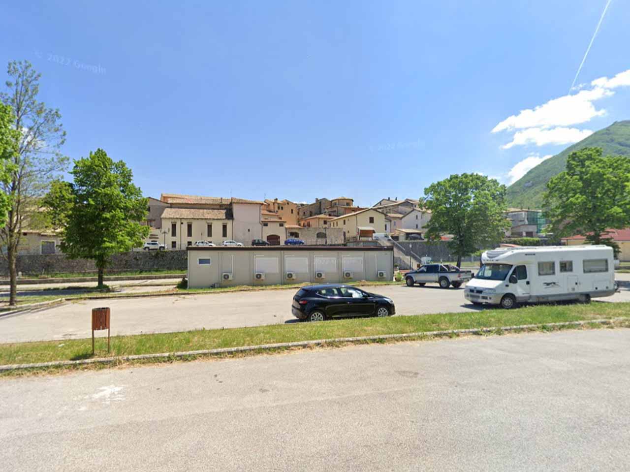 Parcheggio camper e auto leonessa