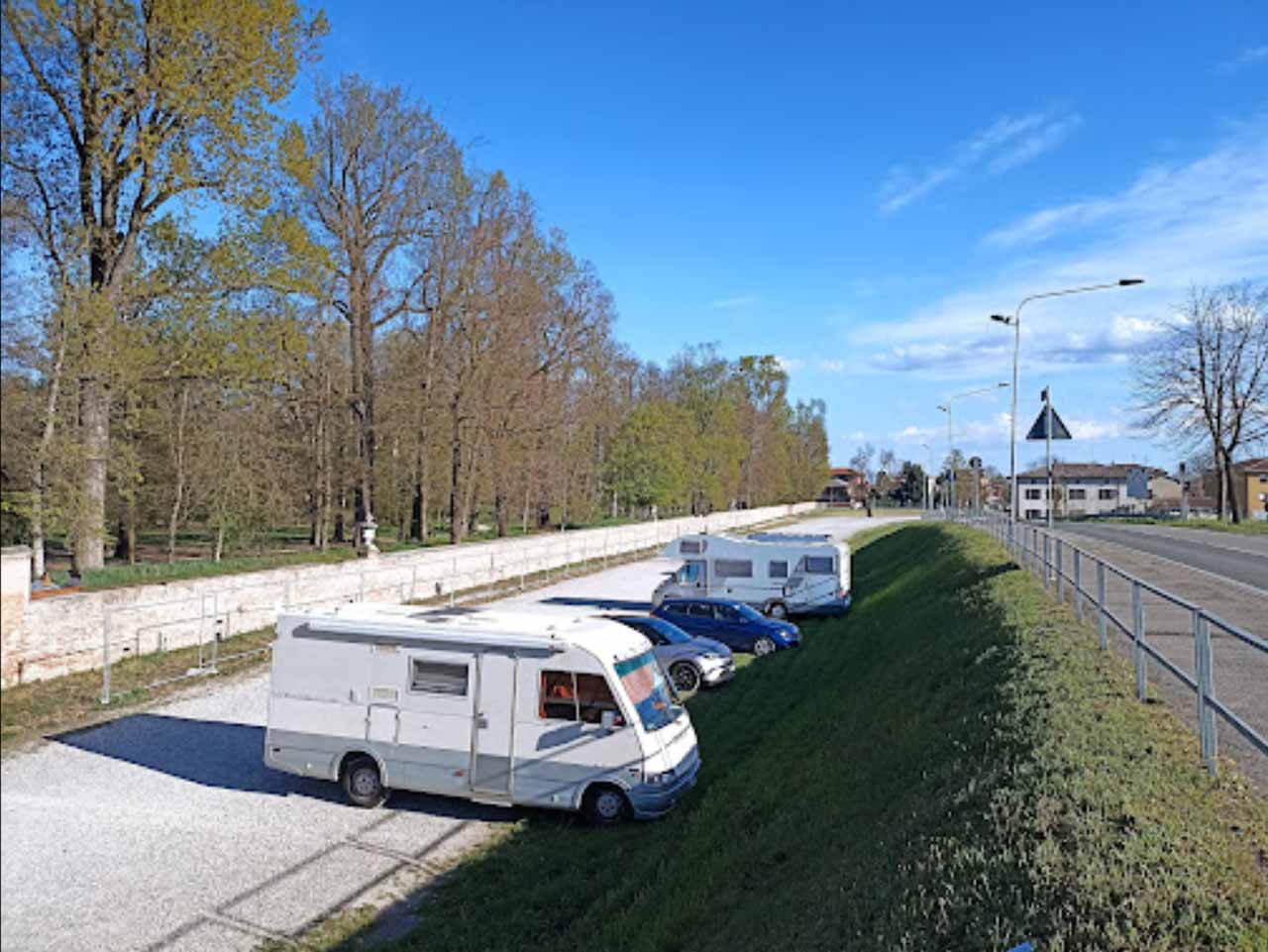 Parcheggio auto e camper colorno