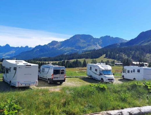 PARCHEGGIO ATTREZZATO PER CAMPER VARENA