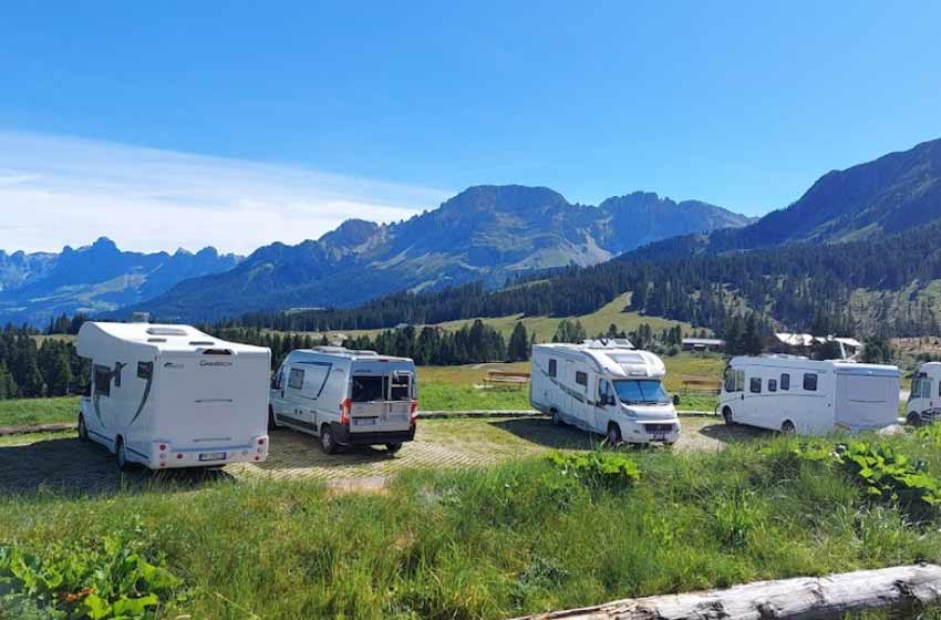 Parcheggio attrezzato per camper varena